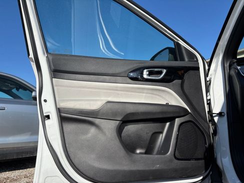 Used 2025 Jeep Compass Limited image 18