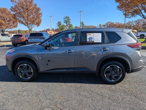 Used 2024 Nissan Rogue SV image 5