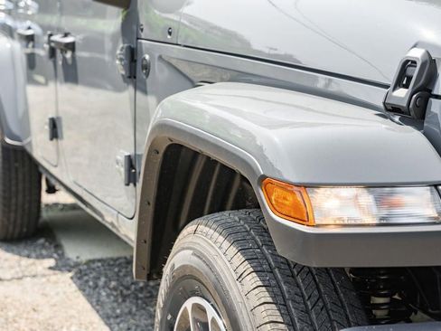 New 2025 Jeep Gladiator Sport image 15