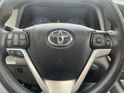 Used 2017 Toyota Sienna XLE w/ XLE Navigation Package FWD image 23
