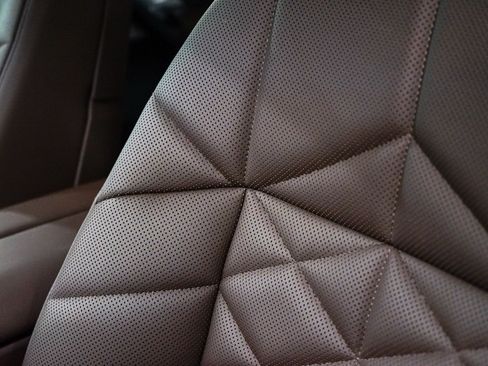 Used 2025 BMW 740i w/ Premium Package RWD image 27