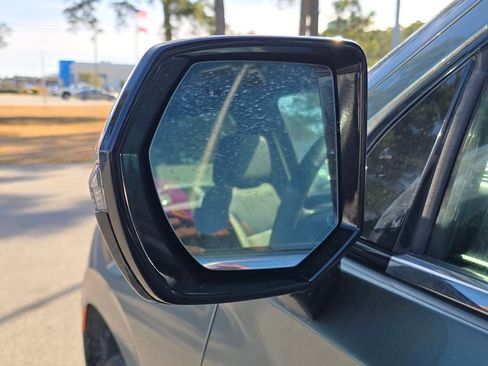 Used 2023 Chevrolet Suburban Premier image 9