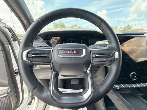 Used 2025 GMC Acadia Elevation AWD/4WD image 16