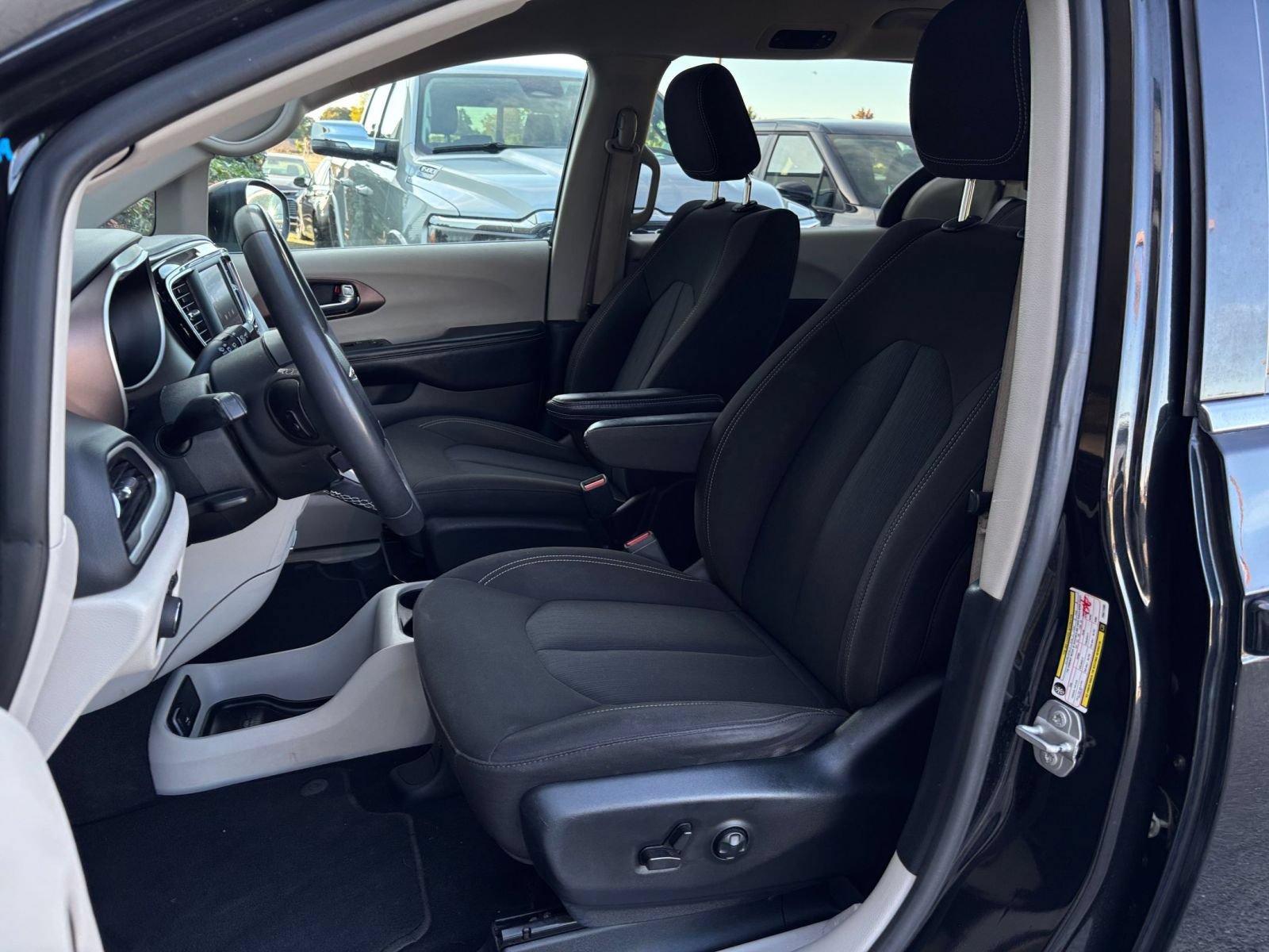 Used 2023 Chrysler Voyager LX FWD image 38