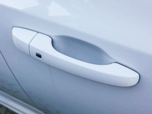 Certified 2023 Chrysler 300 Touring L image 7