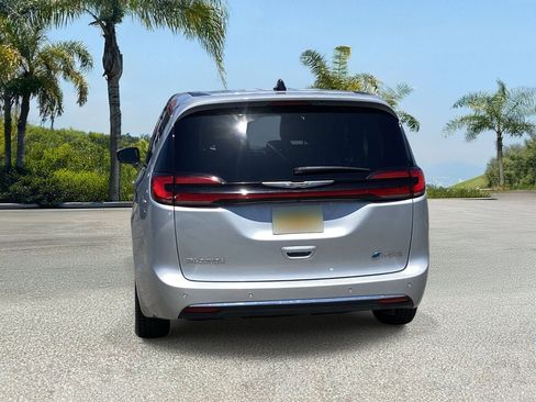Used 2023 Chrysler Pacifica Touring-L FWD image 4
