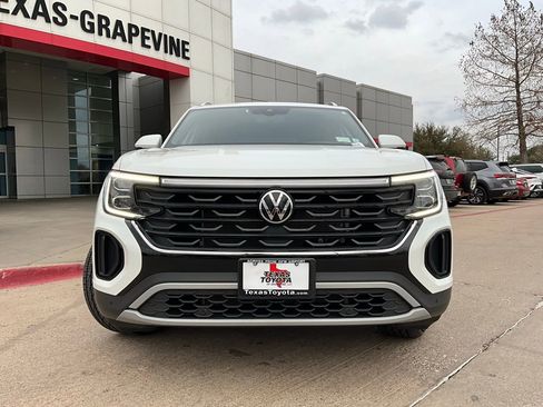 Used 2025 Volkswagen Atlas Cross Sport SE image 3