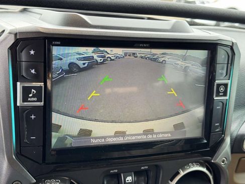 Used 2017 Jeep Wrangler Unlimited Sahara w/ Connectivity Group AWD/4WD image 4