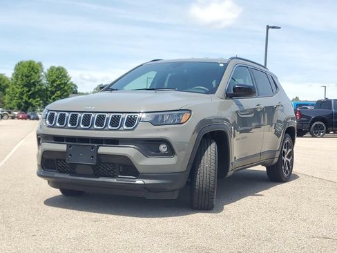 Used 2024 Jeep Compass Latitude AWD/4WD image 4