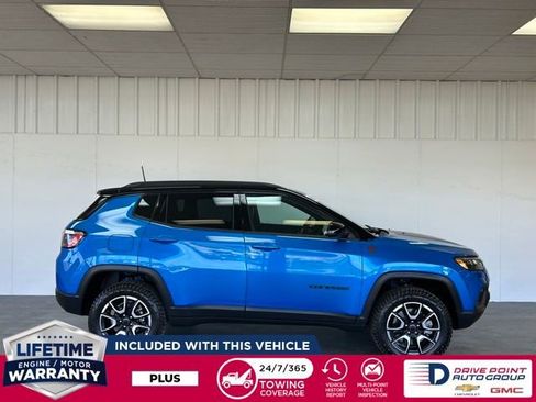 Used 2025 Jeep Compass Trailhawk image 2
