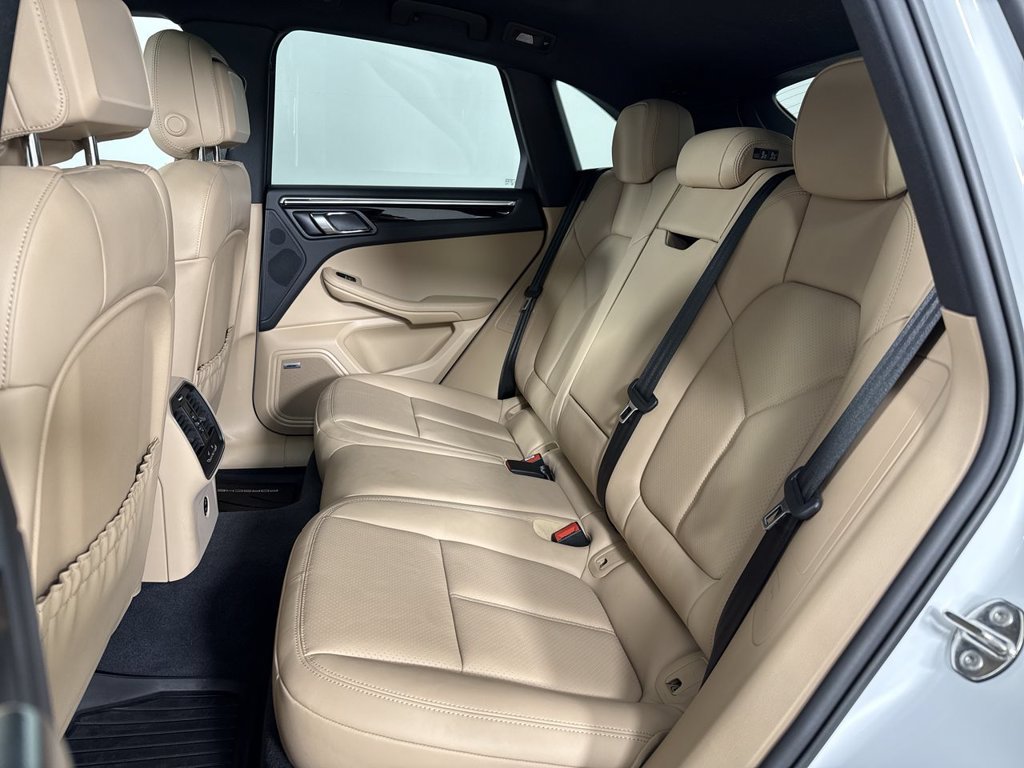 Certified 2025 Porsche Macan AWD/4WD image 21
