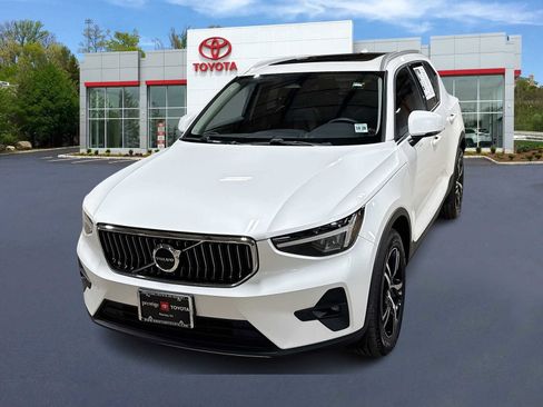 Used 2023 Volvo XC40 B5 Plus image 1
