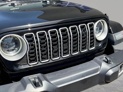 Used 2025 Jeep Wrangler Unlimited Sahara AWD/4WD image 30