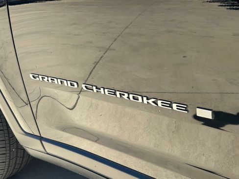Used 2023 Jeep Grand Cherokee L Limited w/ Luxury Tech Group II AWD/4WD image 17