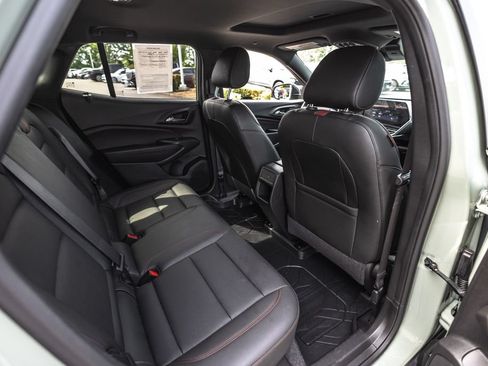 Used 2024 Chevrolet Trax RS w/ Sunroof Package FWD image 30