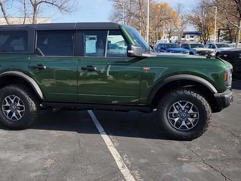 New 2025 Ford Bronco Badlands image 9