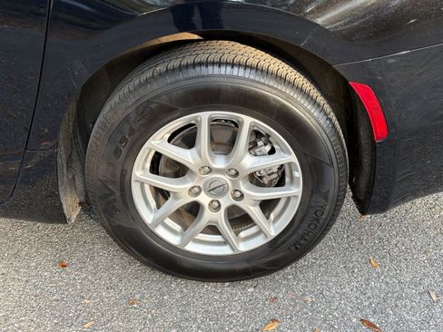 Used 2024 Chrysler Pacifica Touring-L image 25