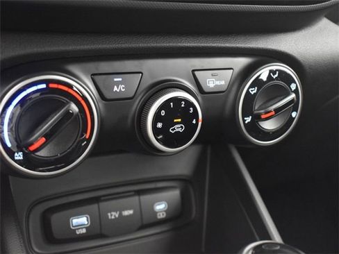 Used 2025 Hyundai Venue SE image 15