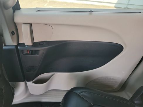 Used 2023 Chrysler Pacifica Touring-L FWD image 15