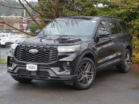 Certified 2025 Ford Explorer ST-Line w/ ST-Line Street Pack image 2