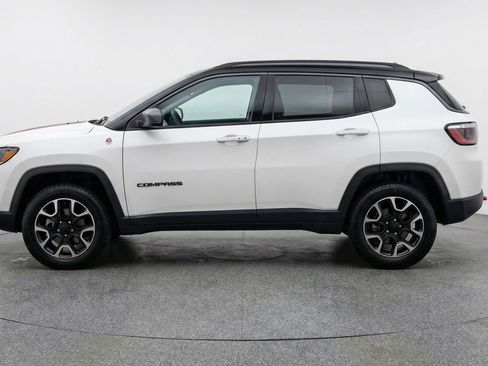 Used 2025 Jeep Compass Trailhawk image 5