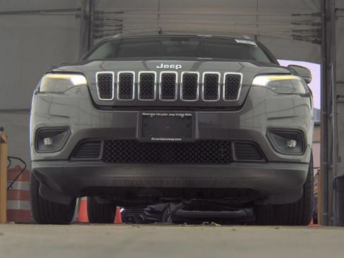 Used 2019 Jeep Cherokee Latitude Plus w/ Cold Weather Group AWD/4WD image 3