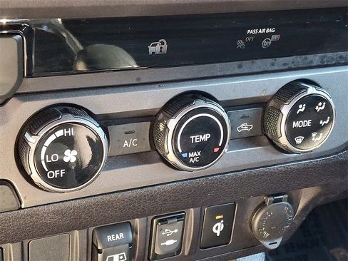 Used 2018 Toyota Tacoma TRD Sport image 15