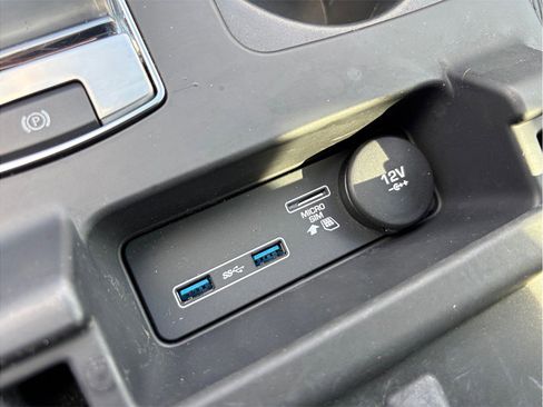 Used 2018 Land Rover Discovery SE image 32