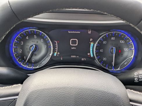 Used 2025 Chrysler Pacifica Select image 18