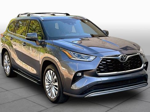 Used 2023 Toyota Highlander Platinum image 3