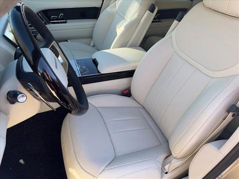 New 2025 Land Rover Range Rover SE image 17