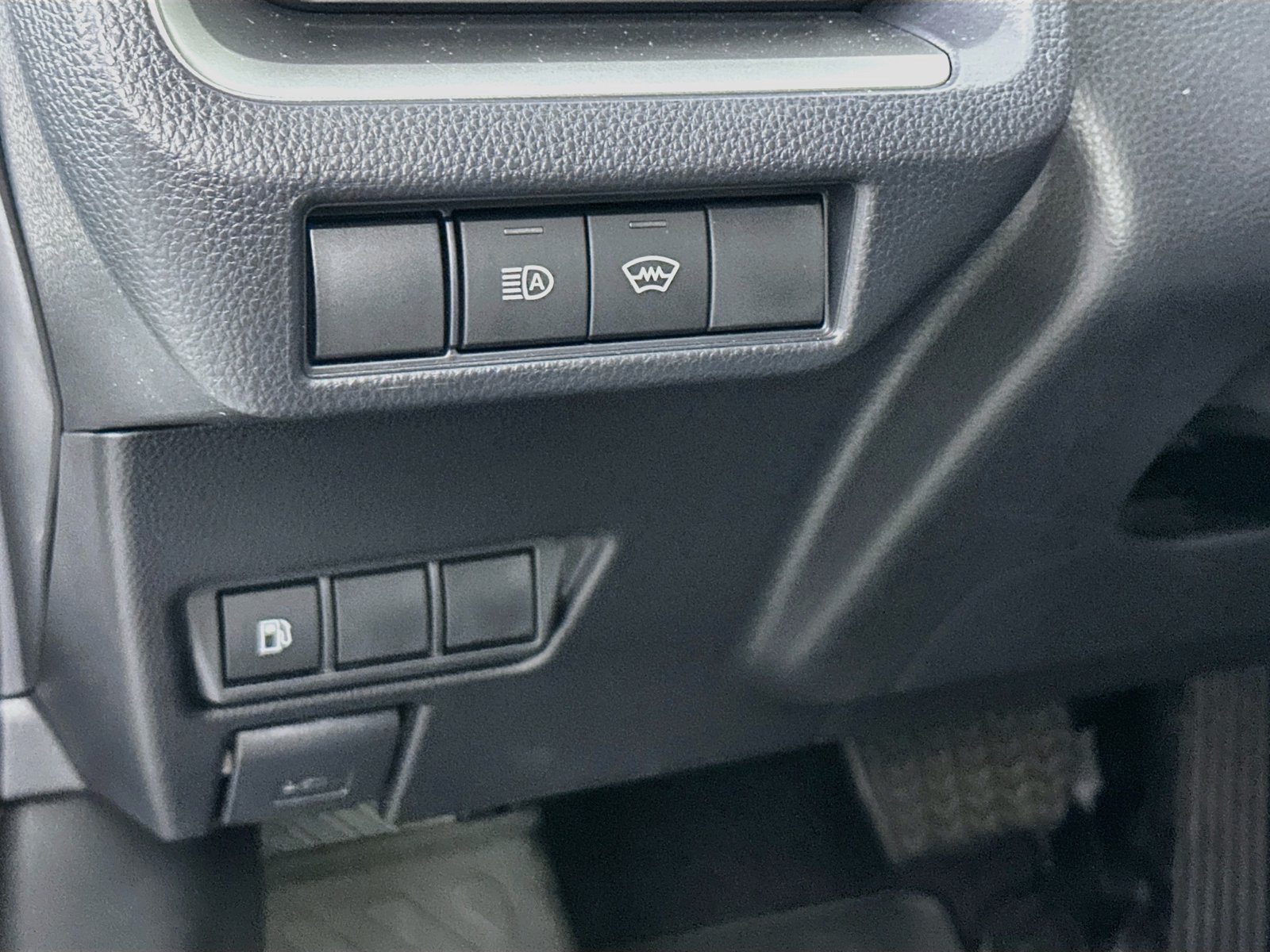 Certified 2025 Toyota Prius LE AWD/4WD image 10