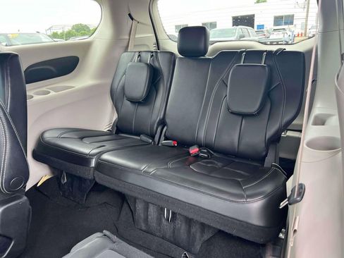 Used 2023 Chrysler Pacifica Touring-L FWD image 15