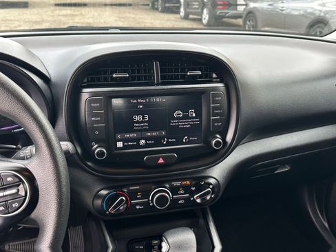 Used 2025 Kia Soul LX w/ LX Technology Package FWD image 17