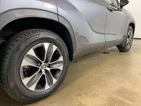 Used 2023 Toyota Highlander XLE AWD/4WD image 9