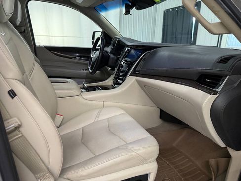 Used 2019 Cadillac Escalade ESV Luxury AWD/4WD image 13