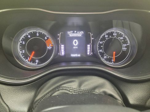 Used 2019 Jeep Cherokee Latitude Plus w/ Cold Weather Group AWD/4WD image 23