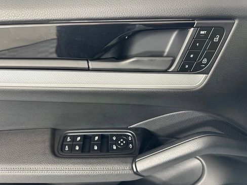 Certified 2025 Porsche Cayenne AWD/4WD image 17