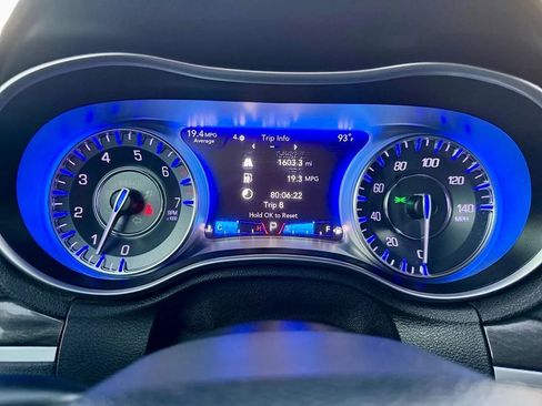 Used 2018 Chrysler 300 Touring w/ Chrome Appearance Package image 15