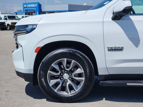 Used 2021 Chevrolet Suburban LT w/ Luxury Package RWD image 9