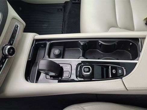 Certified 2024 Volvo XC90 T8 Plus w/ Protection Package Premier image 23