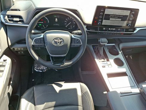 Certified 2023 Toyota Sienna XSE image 13