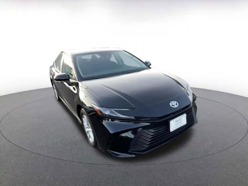 Used 2025 Toyota Camry LE image 3