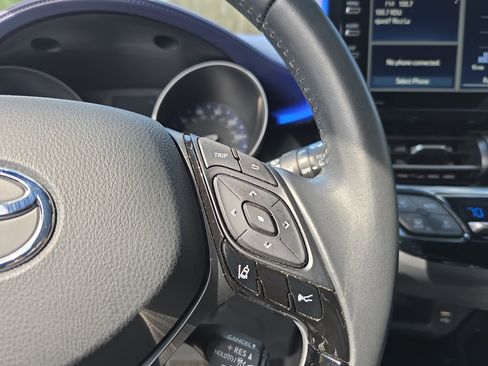 Used 2020 Toyota C-HR XLE image 17