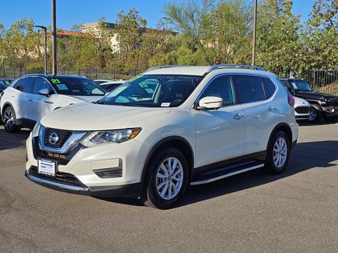 Used 2017 Nissan Rogue SV w/ SV Premium Package FWD image 4