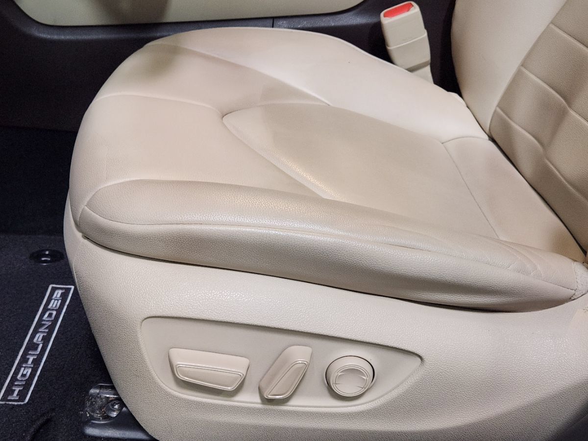 Used 2021 Toyota Highlander XLE AWD/4WD image 45