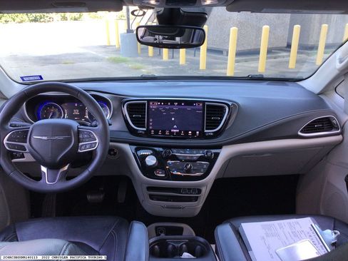 Used 2022 Chrysler Pacifica Touring-L w/ Uconnect Theater Family Group AWD/4WD image 12