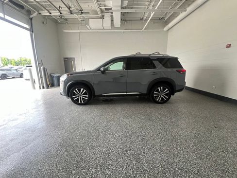 Used 2025 Nissan Pathfinder Platinum AWD/4WD image 2