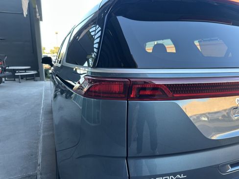 Used 2024 Kia Carnival EX image 13