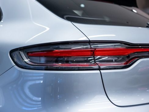 Used 2025 Porsche Macan AWD/4WD image 23
